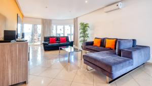 uma sala de estar com dois sofás e uma televisão em Villa Redonda Jacuzzi Heated Pool em Albufeira