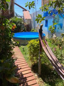 eine Hängematte im Garten mit Pool in der Unterkunft LA CASA DE YOLA in Máncora
