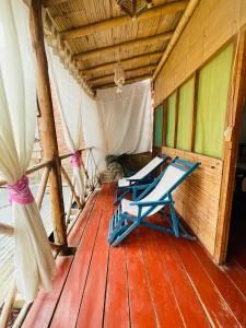 ein Zimmer mit 2 Liegestühlen auf einem Holzboden in der Unterkunft LA CASA DE YOLA in Máncora
