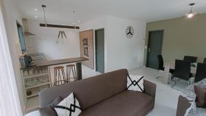 Villa Soleyana في Meynes: غرفة معيشة مع أريكة ومطبخ