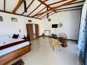Un dormitorio con una cama y un televisor. en Ella Black Bridge View Cottage Sri Lanka, en Ella