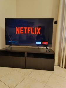 um ecrã de televisão com as palavras netflix nele em Alba Apartments L'Aquila em LʼAquila