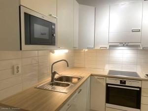 Virtuvė arba virtuvėlė apgyvendinimo įstaigoje Saunallinen kaksio 53 m2 meren läheisyydessä