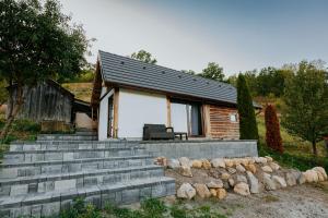 uma pequena casa com degraus de concreto e um edifício em RelaxLak 
