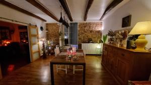 Elliant的住宿－Nuances bretonnes，客厅,中间配有桌子