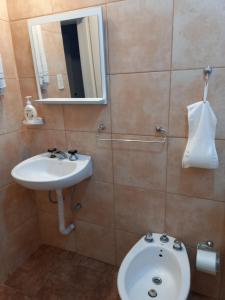聖羅莎的住宿－Tesoro Escondido，一间带水槽、卫生间和镜子的浴室