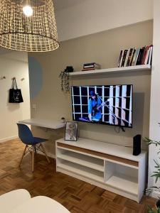 ein Wohnzimmer mit einem TV und einem Schreibtisch in der Unterkunft Restaurado a nuevo en el Corazón de la Ciudad in Neuquén