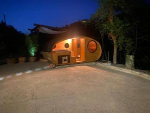 una tienda de remolque estacionada en una entrada por la noche en 1929 Wine Food Relax Agriturismo en Acqui Terme