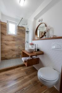 ティサケーチケにあるTiszapart-Vendégházのバスルーム(洗面台、トイレ、シャワー付)