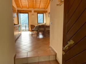 Gallery image of Casa Carla, bis 4 Personen, Garten, Balkon mit Blick auf den See und die Berge in Crone +27 photos