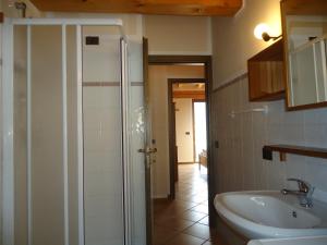 a bathroom with a shower and a sink at Casa Carla, bis 4 Personen, Garten, Balkon mit Blick auf den See und die Berge in Crone