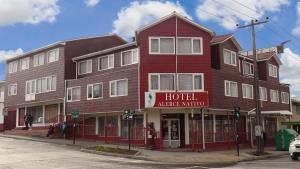 un gran edificio rojo en la esquina de una calle en ALERCE NATIVO HOTEL, en Castro