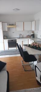 una cocina con mesa y 2 sillas. en Holiday Home Peaceful Retreat, en Visoko