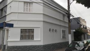 un edificio blanco con tres cruces a su lado en Sobrado 2 dormitórios no Tatuapé, en São Paulo