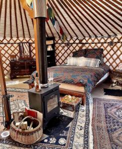a room with a stove and a bed in a yurt at Yurt in La Nucia met zwembad in La Nucía