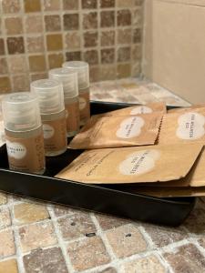 un vassoio con quattro barattoli di miele su un bancone di Central Station Suite Bologna a Bologna