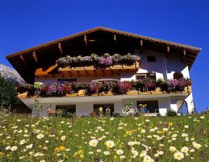 シュテークにあるHaus Bergfrühlingの花箱付きの建物