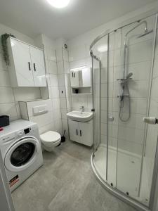 bagno con lavatrice e servizi igienici di Apartment Swinemünde a Świnoujście