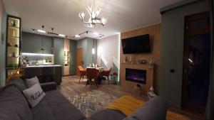 - un salon avec un canapé et une salle à manger dans l'établissement Pinewood ANG premium luxurious apartment 15, à Borovets