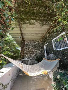 - un hamac sur la terrasse couverte d'une maison dans l'établissement Mama Chuy Hotel & Villas, à San Juan Cosalá