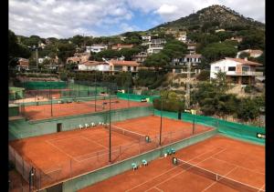 een groep mensen die tennissen op een tennisbaan bij Costa Maresme Barcelona , Garden Guest House,Relax & Pool in Cabrils