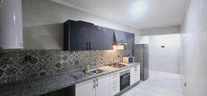 - une cuisine avec un évier et un comptoir dans l'établissement Apartment Tangier City Cornice, à Tanger