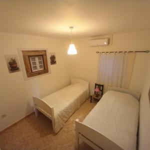 Postel nebo postele na pokoji v ubytování Casa d' Avós da Beirã