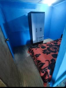 - un lit dans une chambre bleue dans l'établissement Casa atr@, à Viña del Mar
