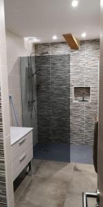 Ένα μπάνιο στο Maison au cœur de la vallée du DOUX , Ardeche +8 φωτογραφίες