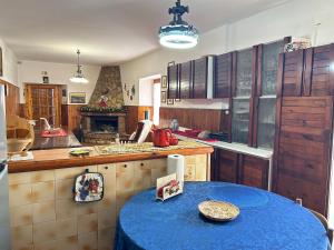 una cocina con una mesa azul en el medio. en casa belvedere a Valle San Martino di Spoleto en Spoleto