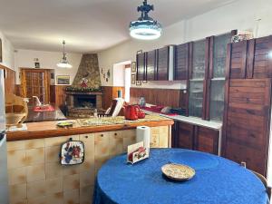 een keuken met een blauwe tafel in het midden bij casa belvedere a Valle San Martino di Spoleto in Spoleto