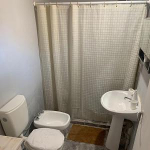 科連特斯的住宿－Departamento Temporario amueblado，浴室配有卫生间、盥洗盆和淋浴。