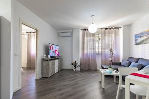 een woonkamer met een bank en een tafel bij Apartamento Carvajal in Málaga