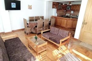 ein Wohnzimmer mit einem Sofa und einem Tisch in der Unterkunft Kaypi Samay in Cusco