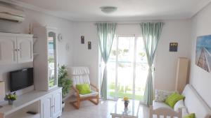 een woonkamer met een grote glazen schuifdeur bij Apartamento Playa Vera in Vera