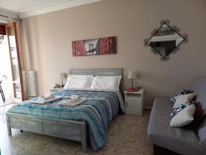 1 dormitorio con 1 cama, 1 sofá y 1 silla en Raggio di Sole, en Florencia