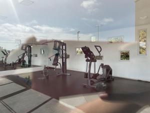 einen Fitnessraum mit mehreren Trainingsgeräten in einem Raum in der Unterkunft Departamento Alto Hacienda. in Coquimbo