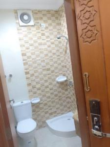 A bathroom at Hotel Abdelmalek Al Azizia