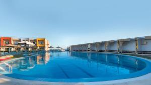 vista para a piscina do hotel em LUSINDA HOTEL MANAGEMENT BY ZAD em Suez