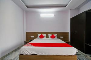 A bed or beds in a room at OYO Hotel Kk Parardise