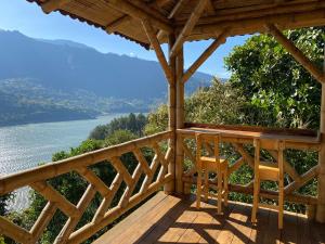Macanal的住宿－Cabañas Ecoturismo Evy，享有水景的木制甲板