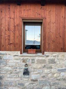 una ventana en el lateral de un edificio de madera en Villetta Vittoria -Country House-Il fienile en Pennabilli