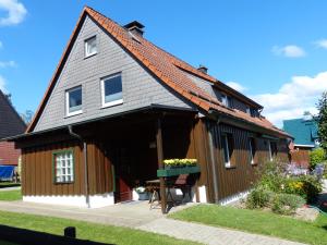 una casa grande con techo de gambrel en Ferienwohnung Jesse en Braunlage