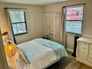 セント・ピート・ビーチにあるOcean view balcony with heated poolのベッドと2つの窓がある寝室