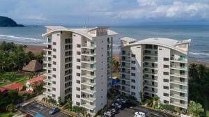 una vista aérea de un hotel y la playa en Elegant Beachfront Condo at Diamonte del Sol - 801s, en Jacó