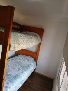 Poschodová posteľ alebo postele v izbe v ubytovaní Cómoda y acogedora cabaña cerca al Mar