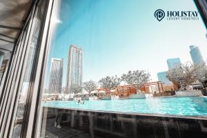 Holistay Luxury Homes Burj Khalifa View - Emaar Fashion Avenue Dubai Mall tesisinde veya buraya yakın yüzme havuzu