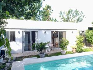 科洛尼亚-德尔萨克拉门托Colonia的带游泳池和房子的别墅