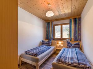um quarto com 2 camas e uma janela em Bei Hanni em Söll