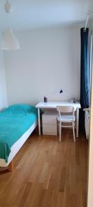 Schlafzimmer mit einem Bett, einem Schreibtisch und einem Schreibtisch in der Unterkunft Cozy-Mozy in Stockholm